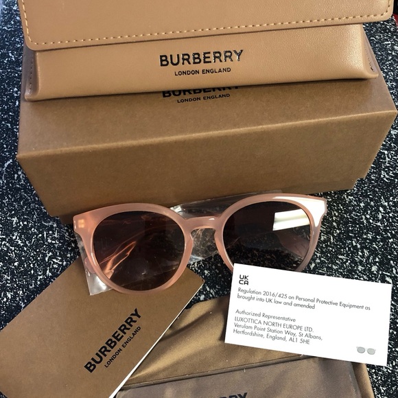 Pink Burberry sunglasses - Picture 6 of 7
